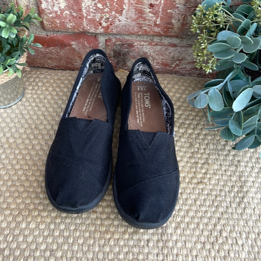 Black Toms canvas shoes youth size 2.5